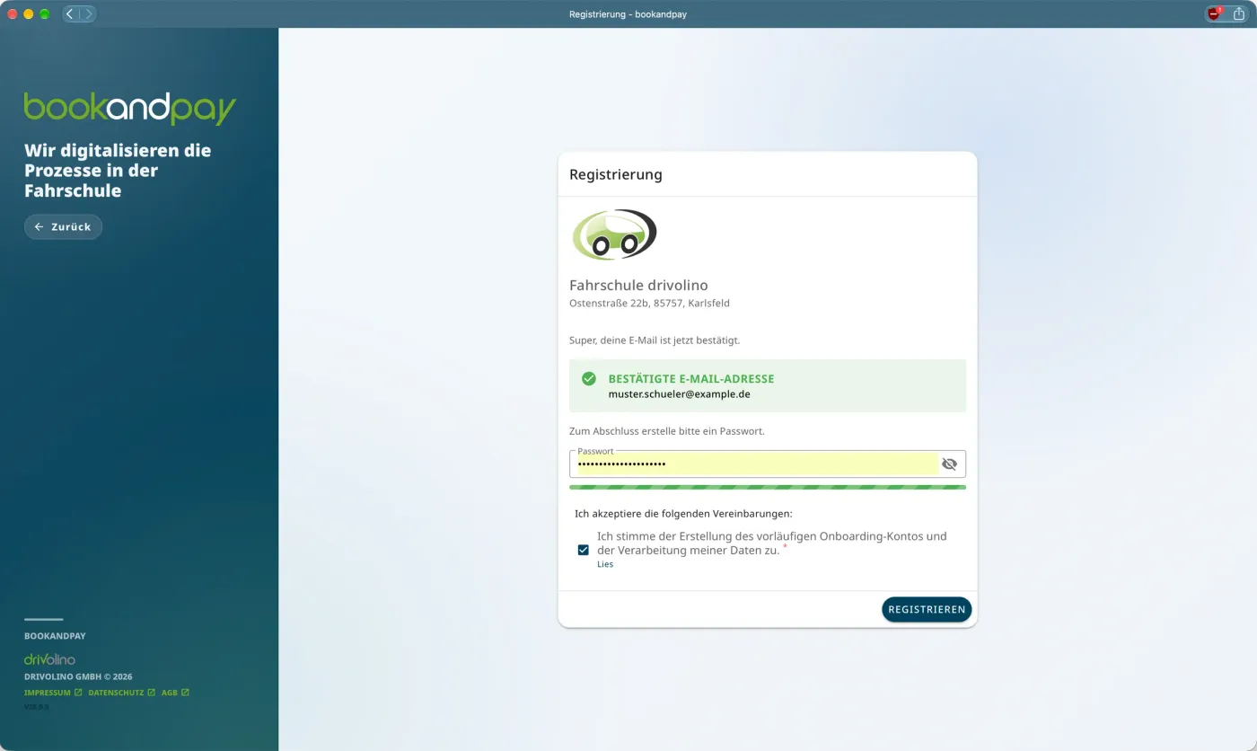 Registrierung bei einer Fahrschule mit bestätigter E-Mail-Adresse, Passwortfeld und Zustimmung zum vorläufigen Onboarding-Konto