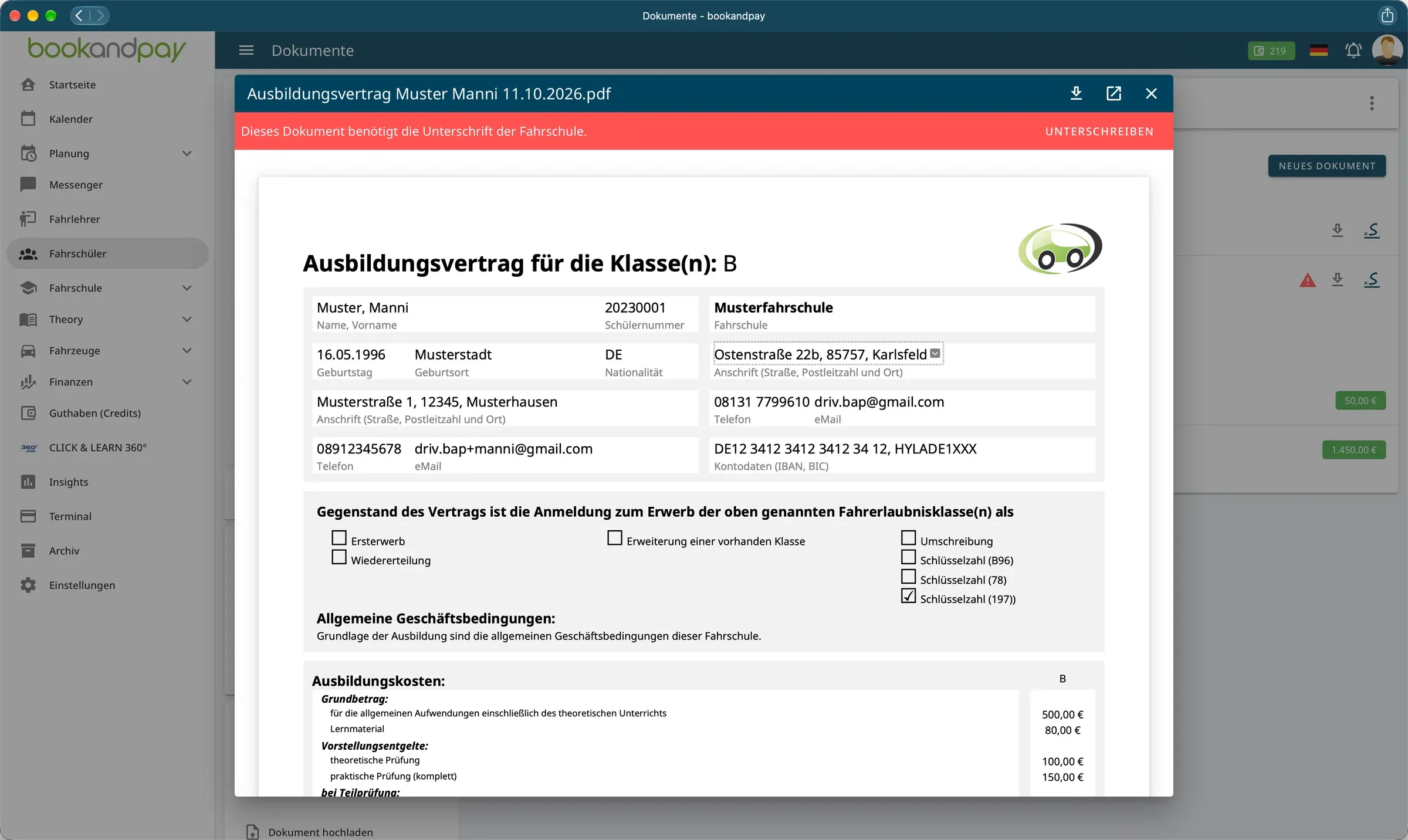 Vorschau eines Ausbildungsvertrags als PDF in bookandpay mit Hinweis auf die fehlende Unterschrift der Fahrschule und Symbolen für Download und Öffnen