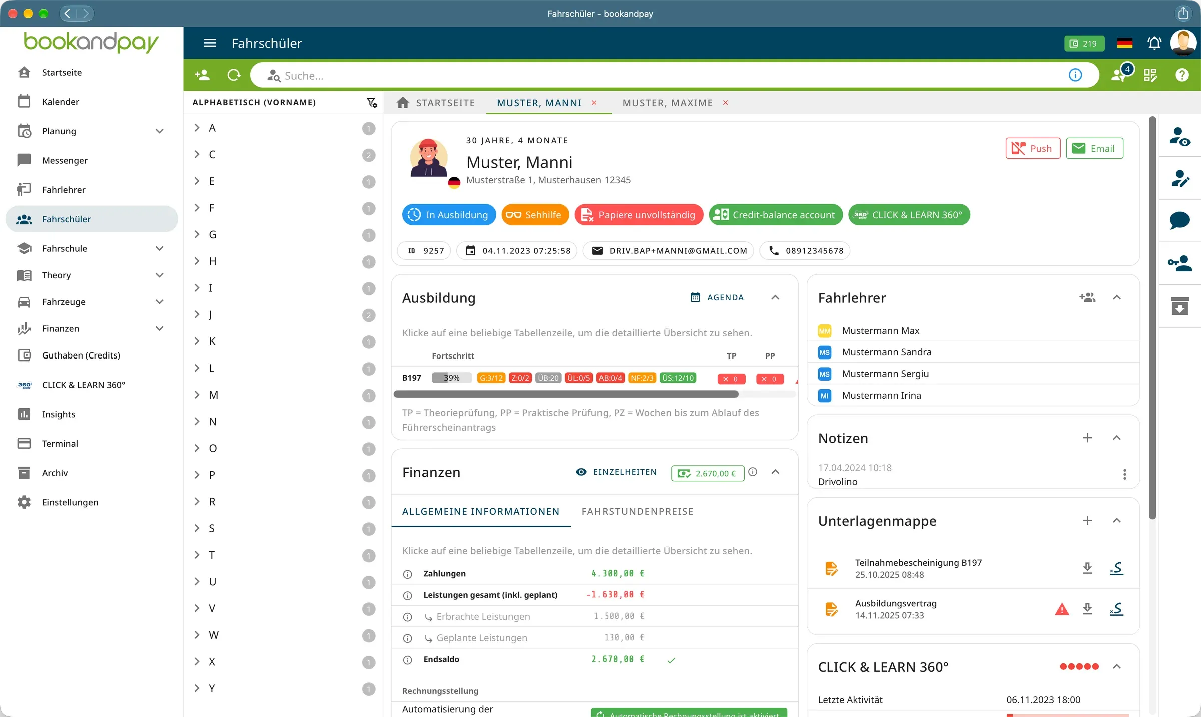Fahrschülerprofil mit Status, Ausbildungsfortschritt, Finanzen, zugewiesenen Fahrlehrern, Notizen und Unterlagenmappe neben der alphabetischen Fahrschülerliste