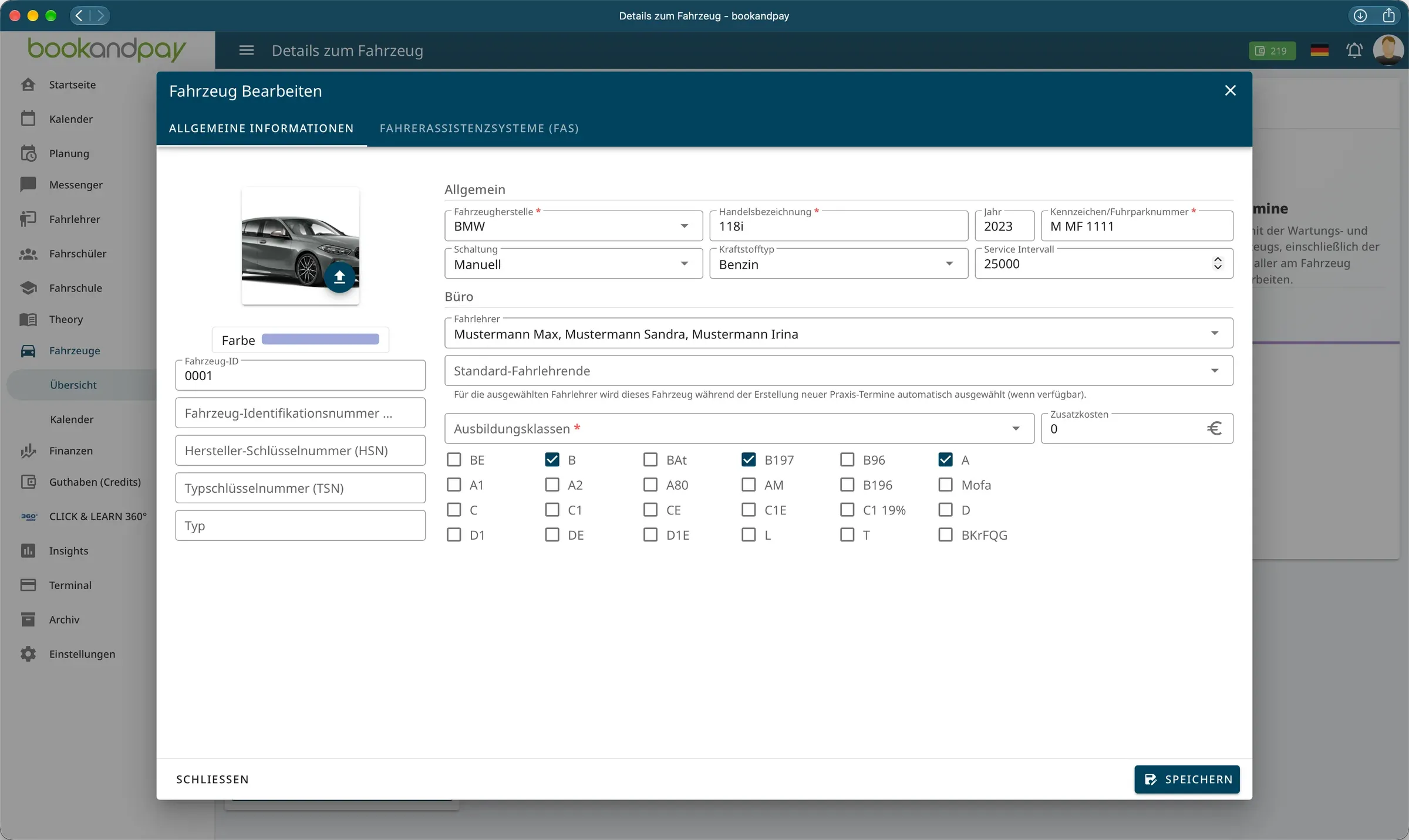Formular zum Bearbeiten eines Fahrzeugs mit Fahrzeugdaten, Service-Intervall, zugewiesenen Fahrlehrern, Standard-Fahrlehrenden und ausgewählten Ausbildungsklassen