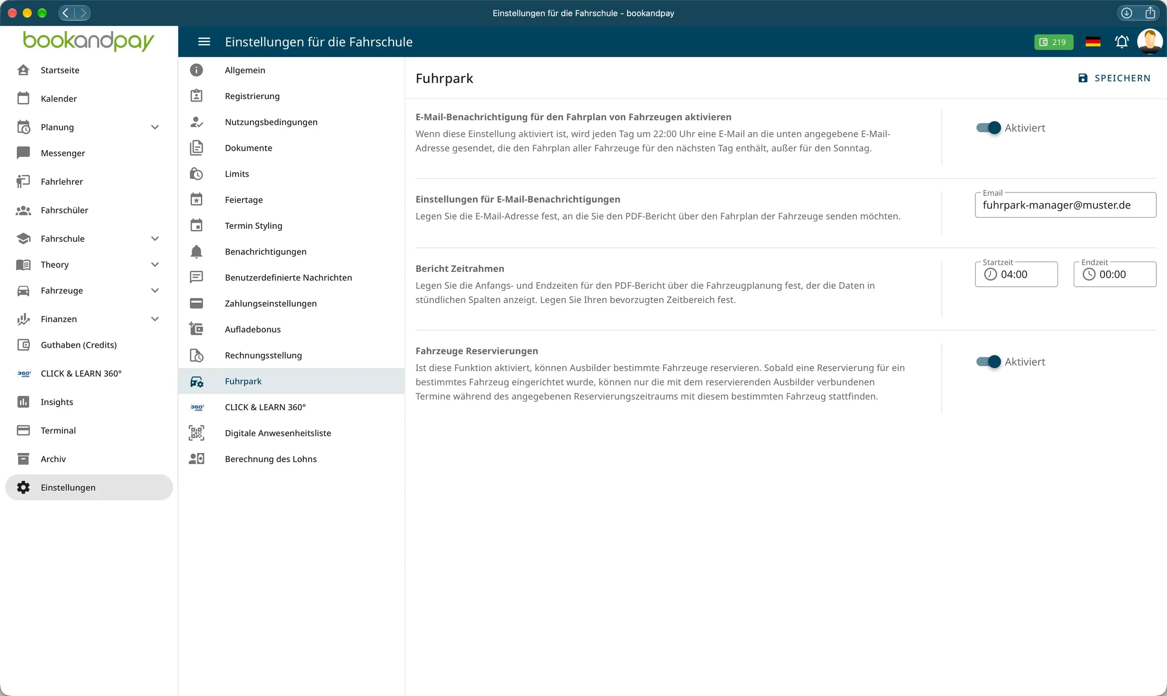 Fuhrpark-Einstellungen mit E-Mail-Fahrplan für Fahrzeuge, Empfängeradresse, Berichtszeitrahmen und Schalter für Fahrzeugreservierungen