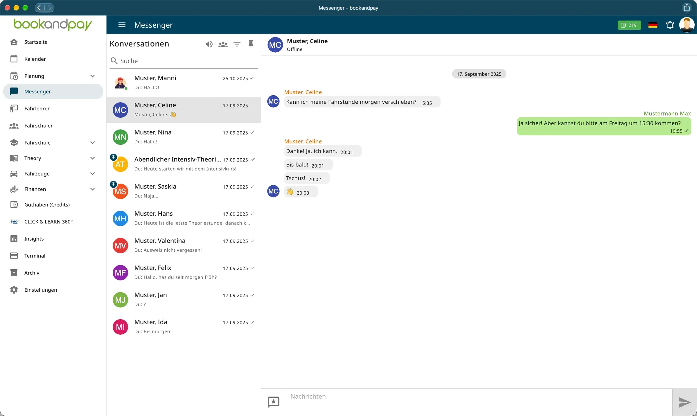 Messenger mit Konversationsliste, Suche, Filter und angehefteten Gesprächen sowie einem geöffneten Chatverlauf mit Uhrzeiten und Lesestatus