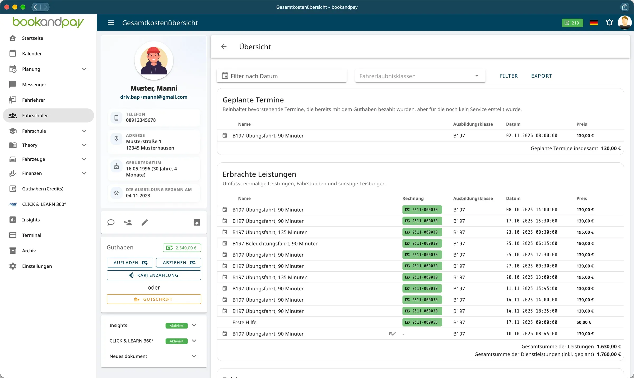 Gesamtkostenübersicht mit geplanten Terminen, erbrachten Leistungen mit Rechnungsnummer, Klasse, Datum und Preis sowie Gesamtsummen, Datums- und Klassenfilter und Export