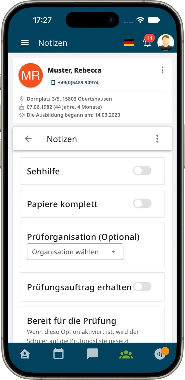 Notizen zu einem Fahrschüler mit Schaltern für Sehhilfe, Papiere komplett, Prüfungsauftrag erhalten und Bereit für die Prüfung sowie Auswahl der Prüforganisation