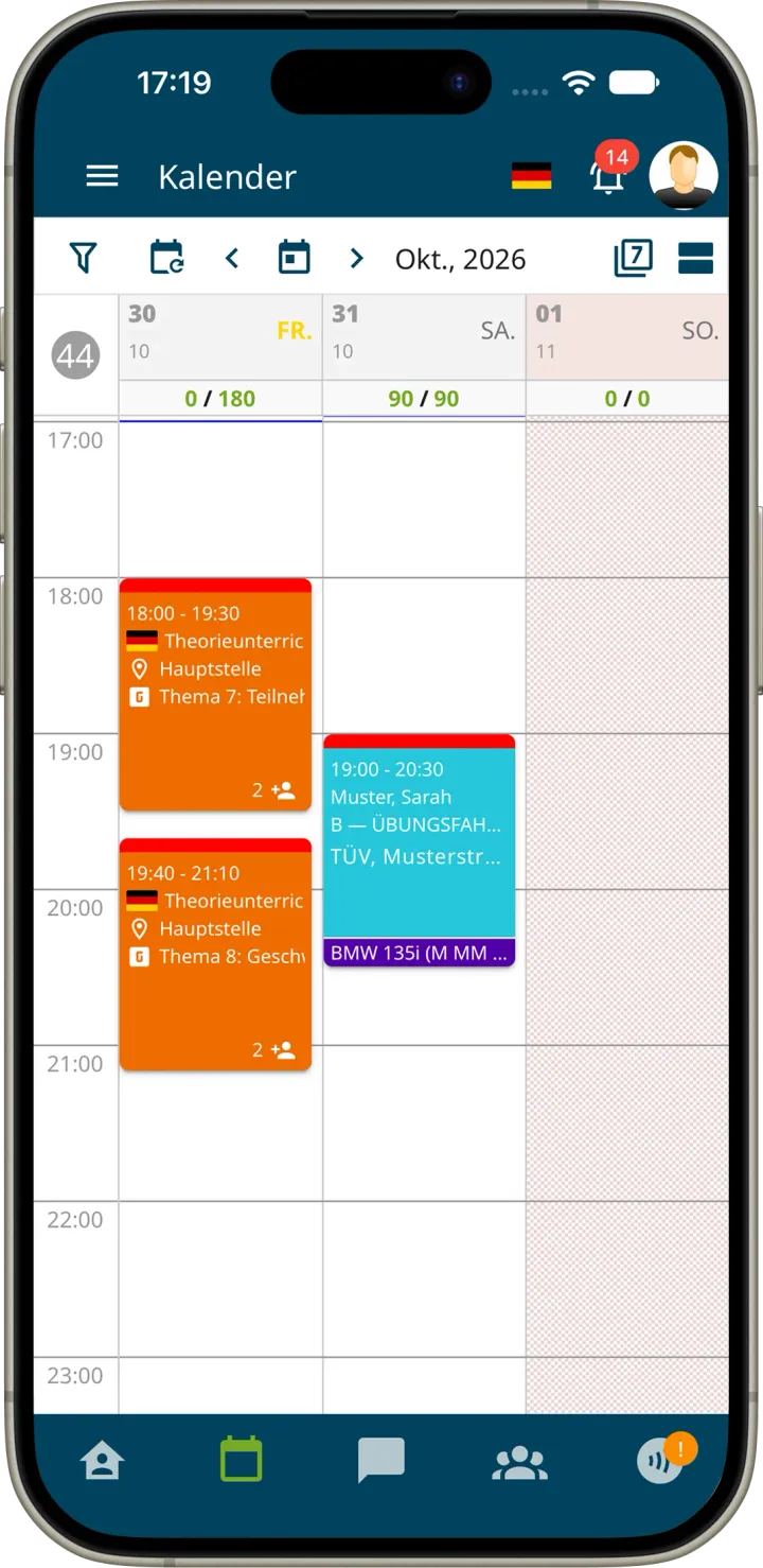Kalender der Fahrlehrer-App in der Dreitagesansicht mit Theorieunterricht und einer Übungsfahrt sowie Minutenangaben pro Tag im Kalenderkopf