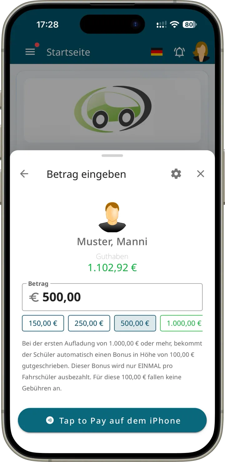 Betrag eingeben für einen Fahrschüler mit Guthaben, Betragsfeld, Betragsvorschlägen, Hinweis zum Aufladebonus und der Schaltfläche Tap to Pay auf dem iPhone