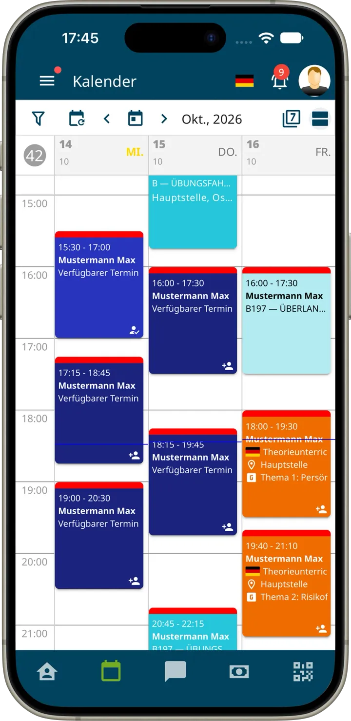 Dreitagesansicht des Kalenders der Fahrschüler-App mit verfügbaren Terminen eines Fahrlehrers, Fahrstunden und Theorieunterricht