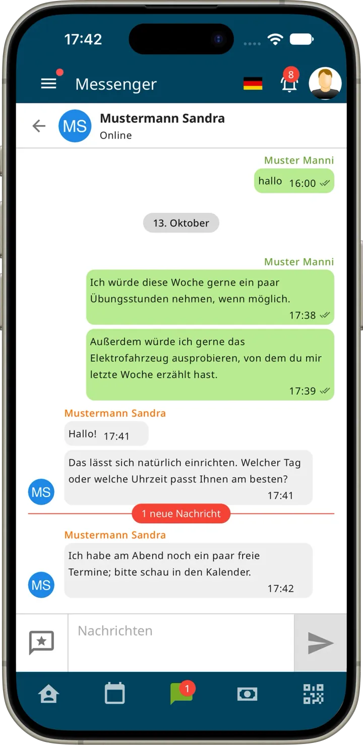 Messenger der Fahrschüler-App mit einem Gespräch zwischen Fahrschüler und Fahrlehrerin über Übungsstunden und freie Termine